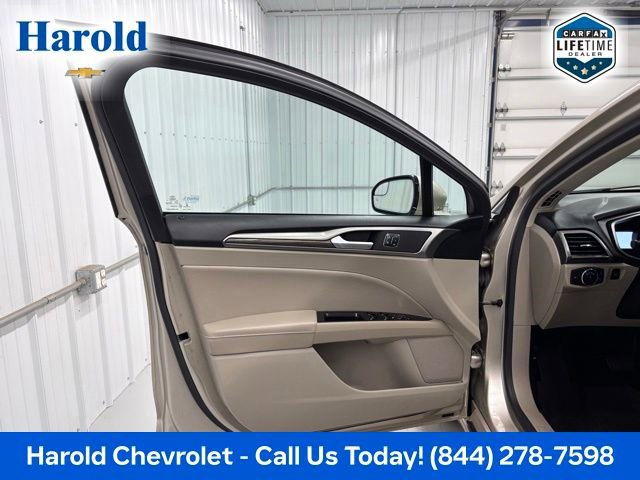 Used 2017 Ford Fusion SE w/ Fusion SE Technology Package FWD image 14