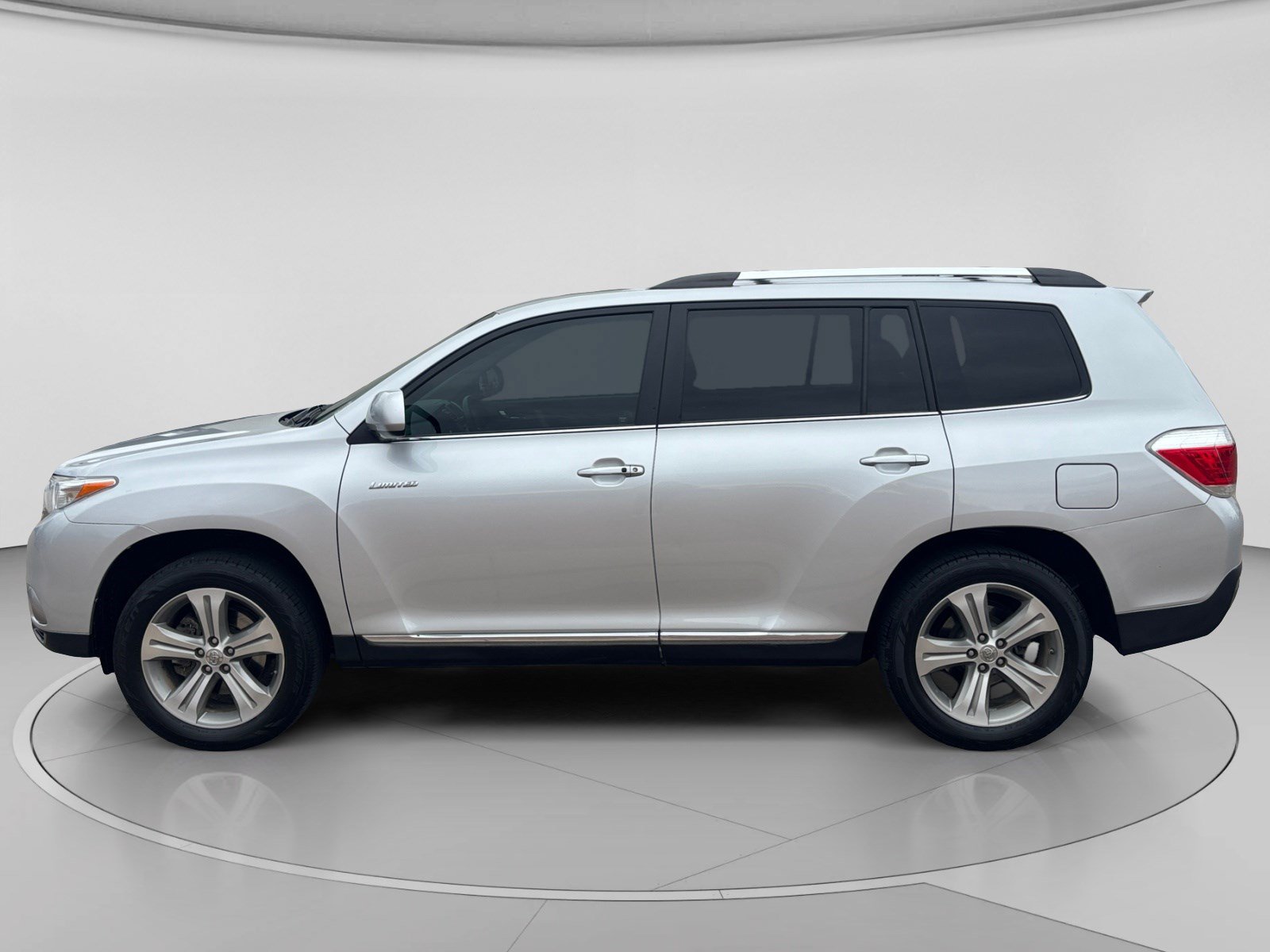 Used 2013 Toyota Highlander Limited FWD image 2