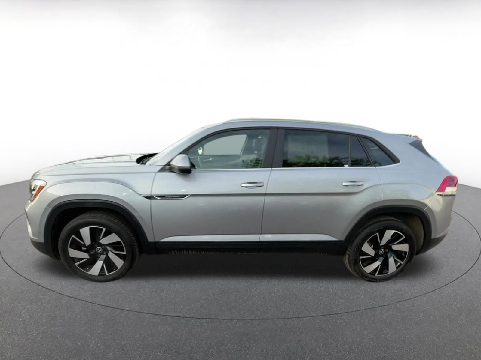 Used 2025 Volkswagen Atlas Cross Sport SE FWD image 9