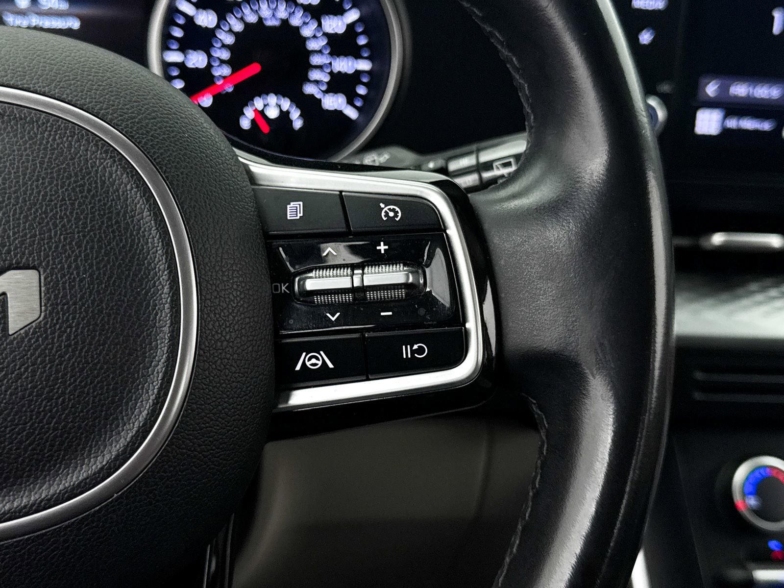 Used 2022 Kia Carnival LX FWD image 35