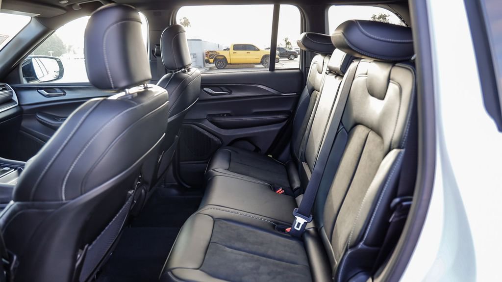 New 2025 Jeep Grand Cherokee Altitude image 20