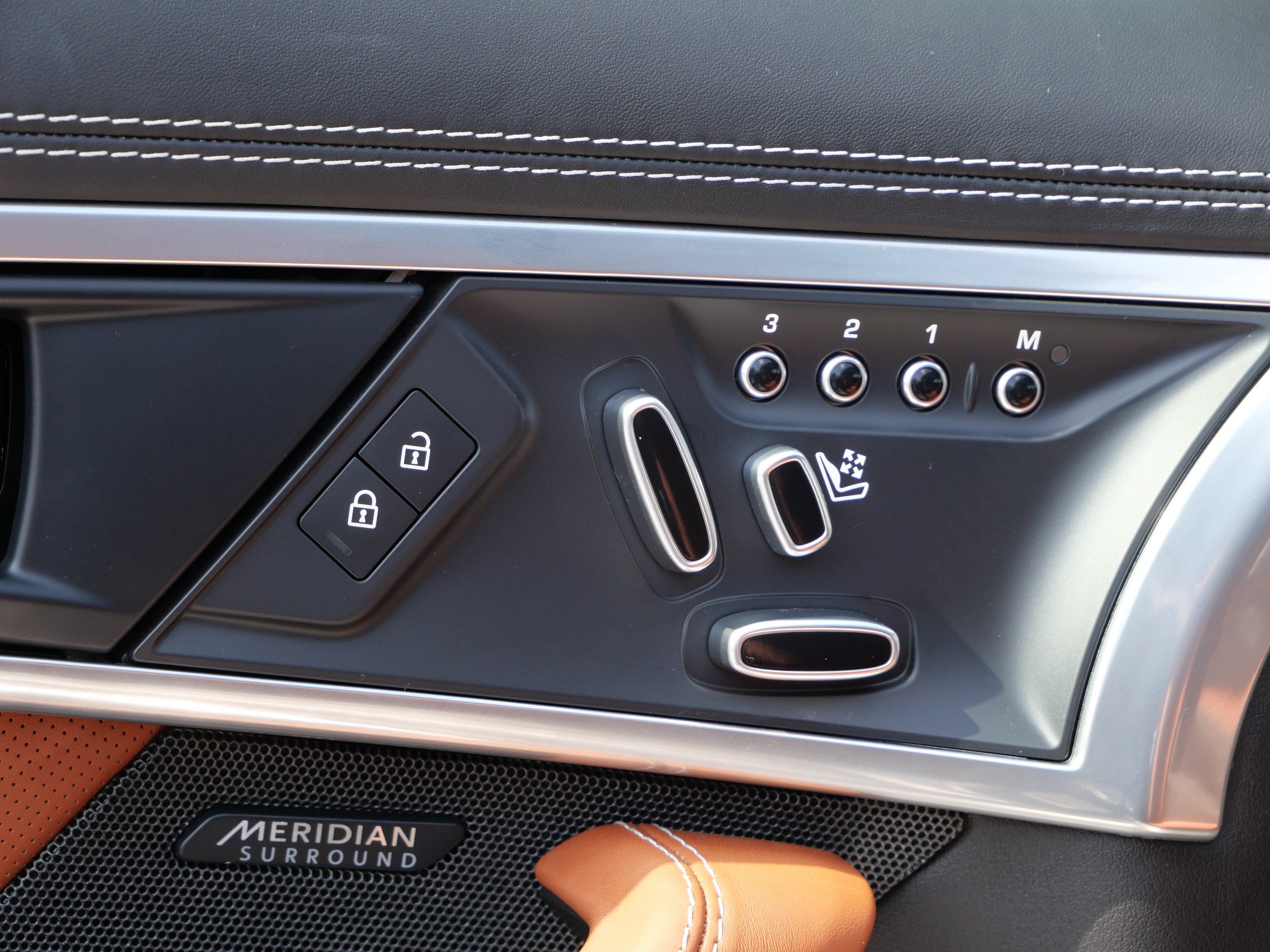 Certified 2023 Jaguar F-TYPE R-Dynamic AWD/4WD image 16