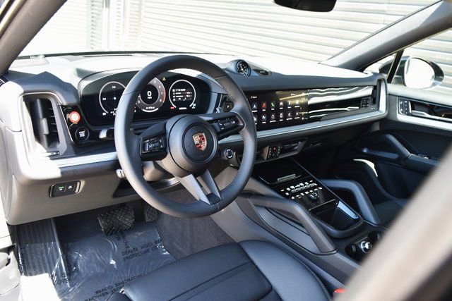 Used 2025 Porsche Cayenne Coupe AWD/4WD image 4
