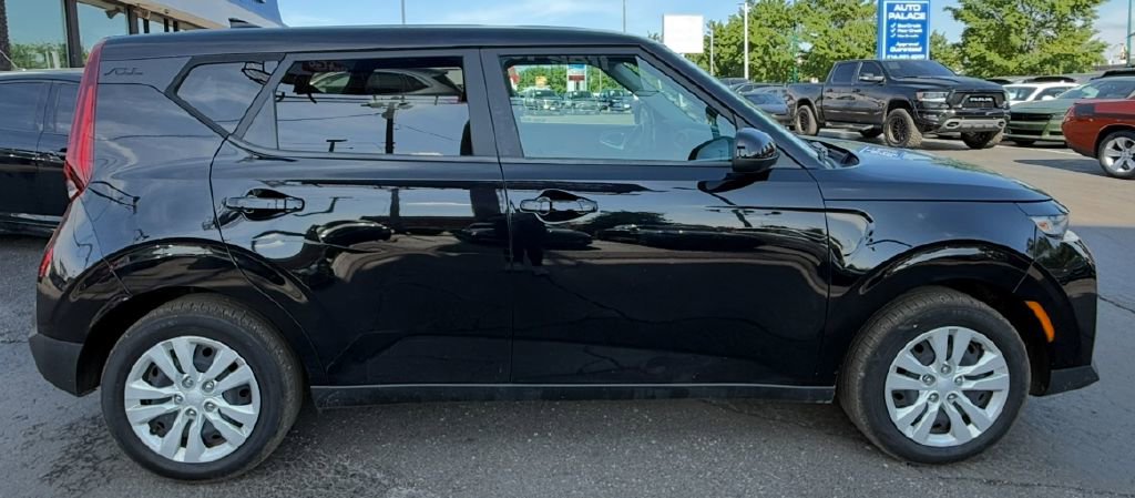 Used 2022 Kia Soul LX image 4