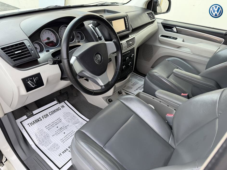 Used 2010 Volkswagen Routan SE FWD image 13
