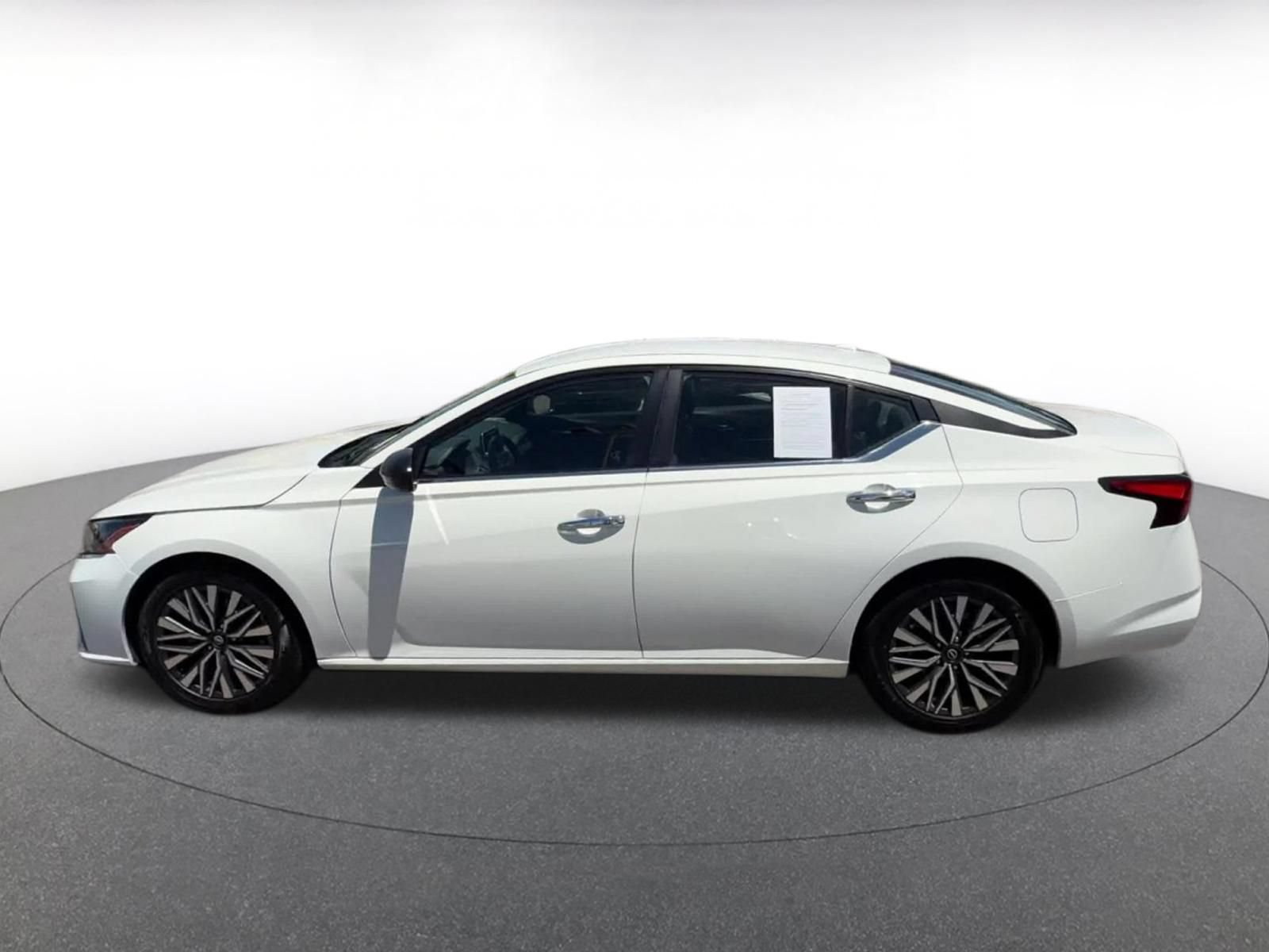 Used 2025 Nissan Altima 2.5 SV FWD image 9