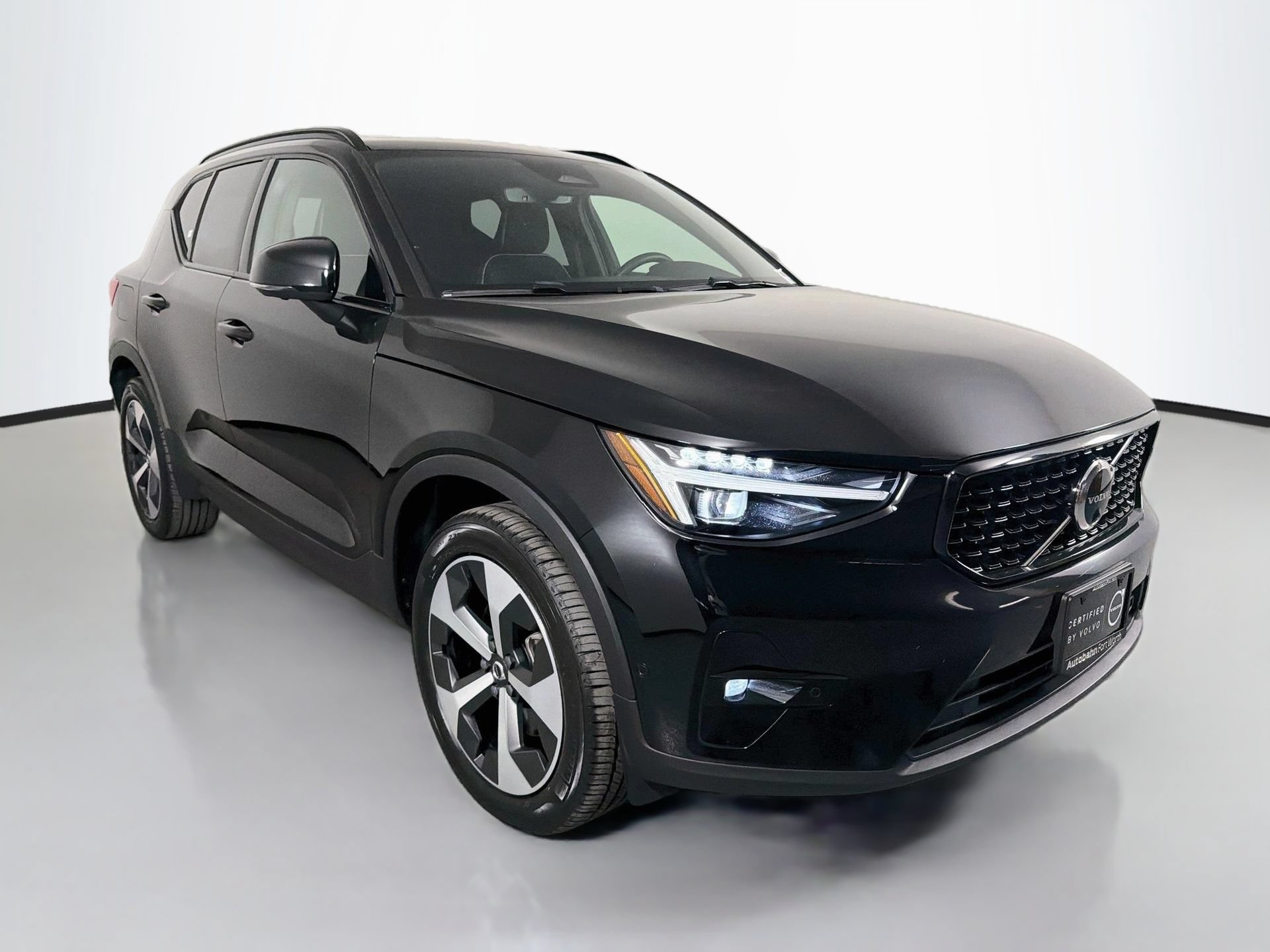 Certified 2023 Volvo XC40 B5 Ultimate w/ Protection Package Premier AWD/4WD image 3