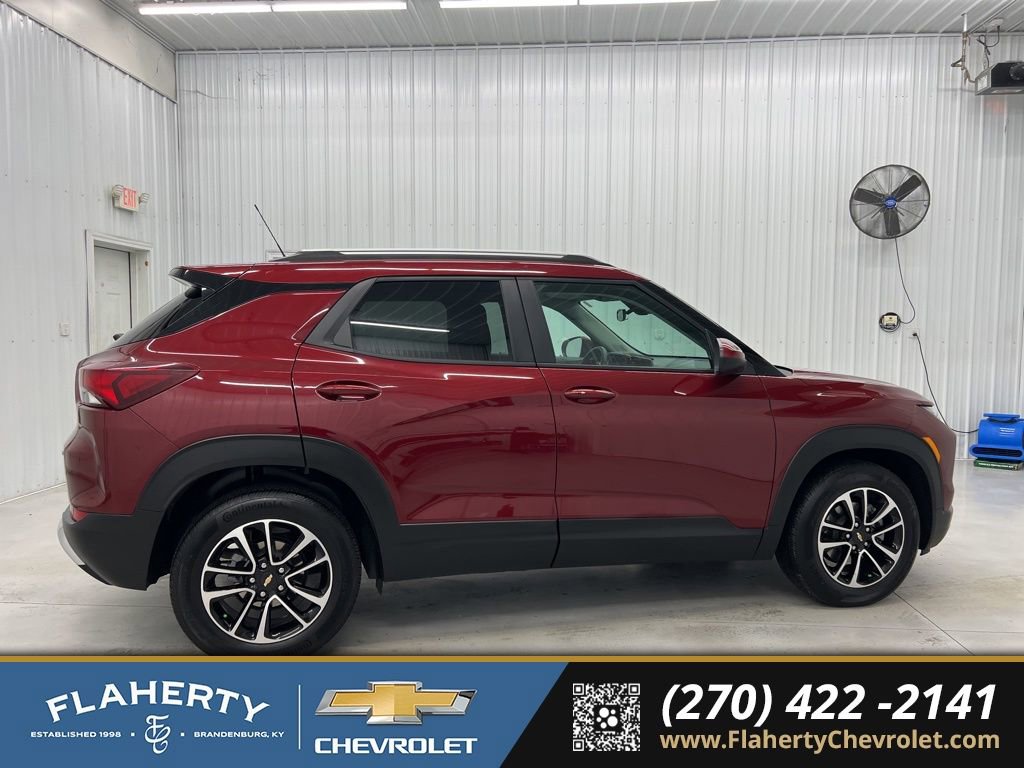 Used 2025 Chevrolet TrailBlazer LT image 2