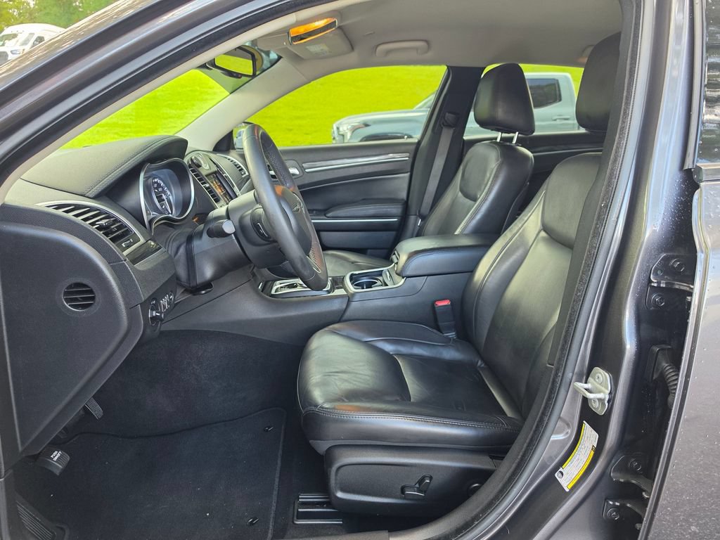 Used 2022 Chrysler 300 Touring L RWD image 8