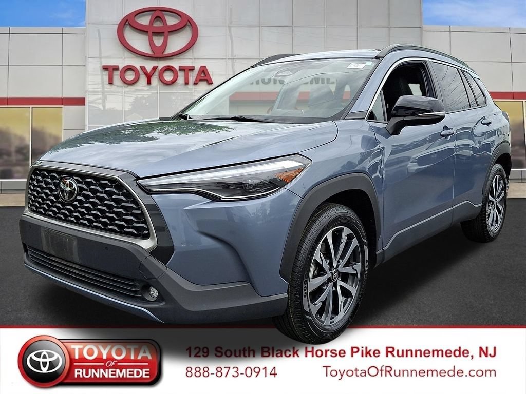 Certified 2025 Toyota Corolla Cross XLE FWD image 3