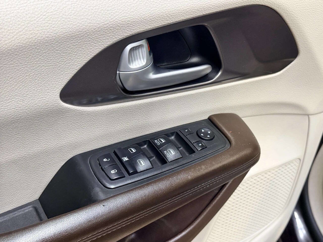 Used 2017 Chrysler Pacifica Touring FWD image 12