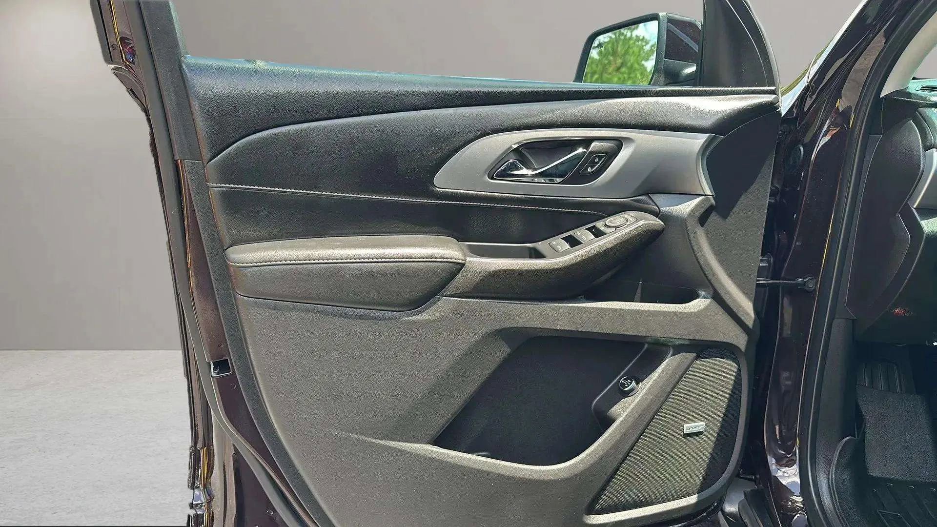 Used 2021 Chevrolet Traverse LT w/ LT Premium Package image 11