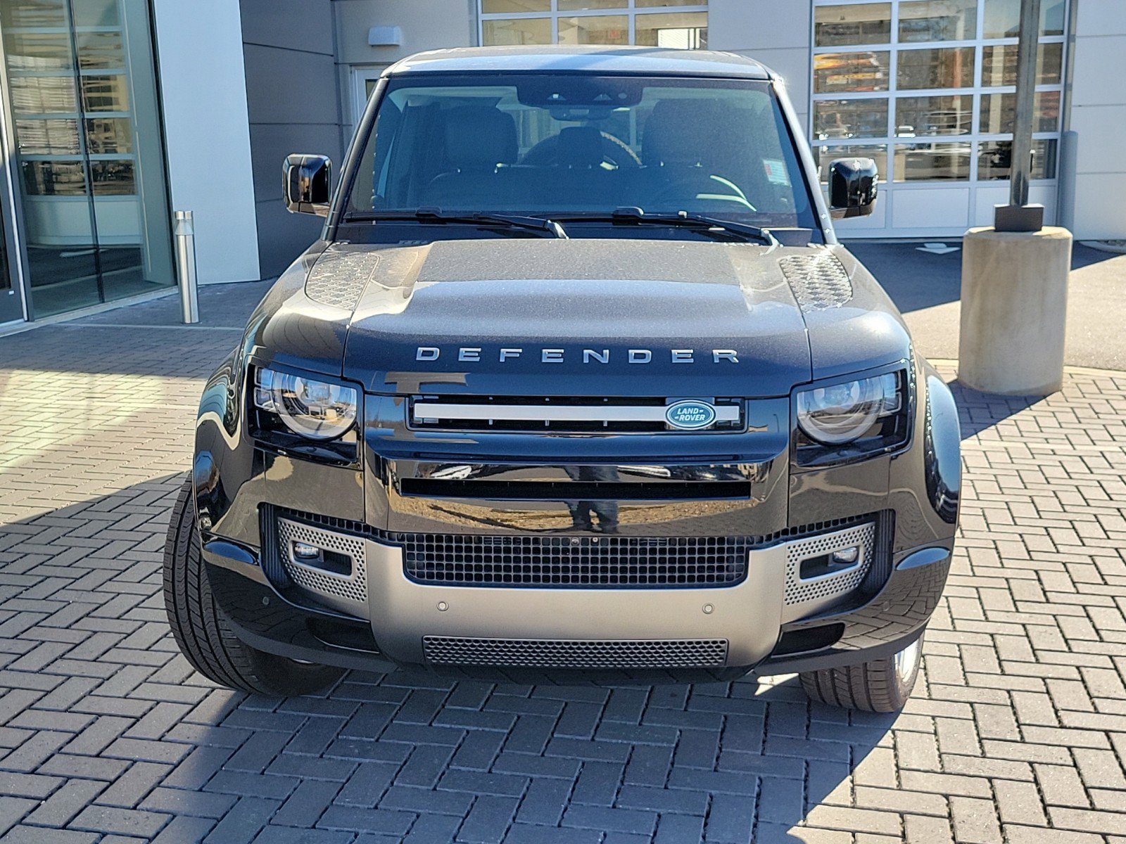 Used 2025 Land Rover Defender 110 X-Dynamic SE AWD/4WD image 2