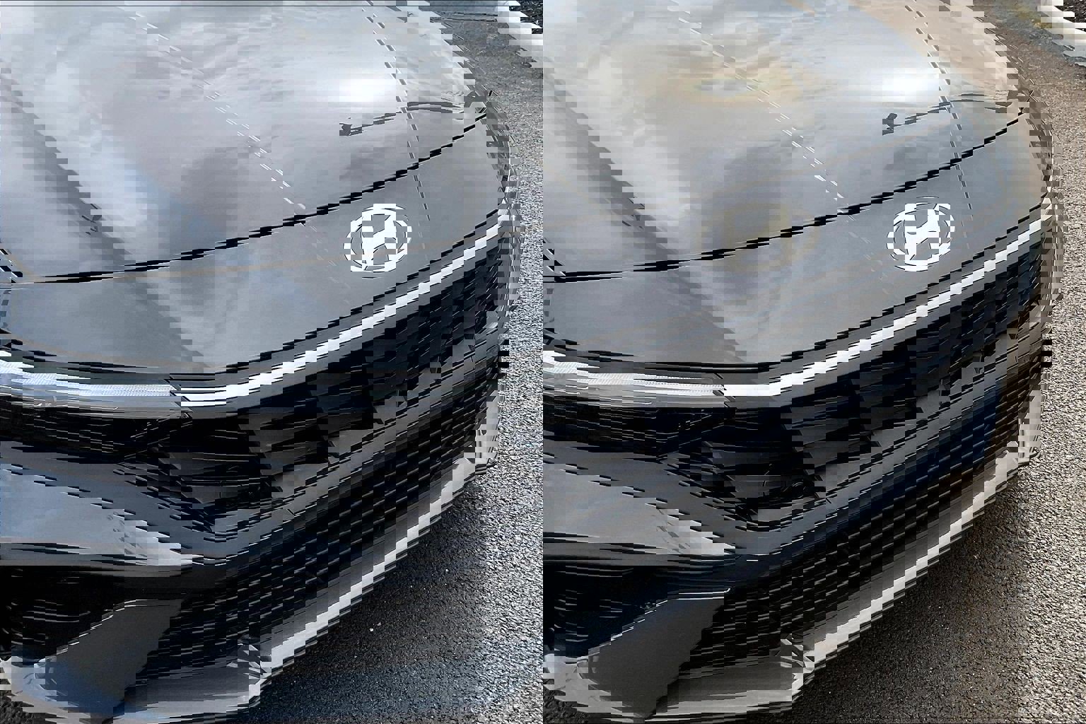 Certified 2025 Hyundai Elantra SE image 32