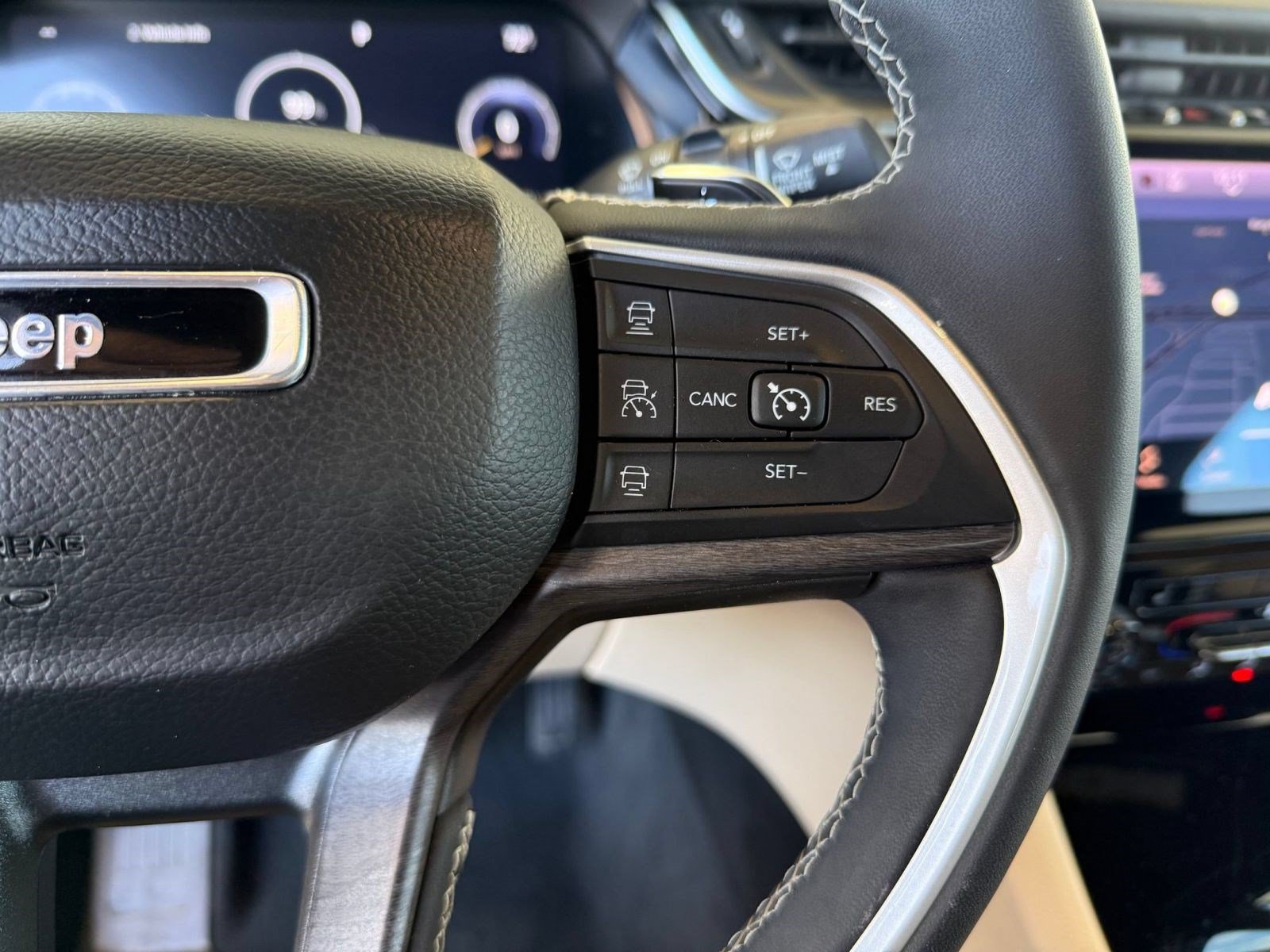 Used 2023 Jeep Grand Cherokee Limited AWD/4WD image 18