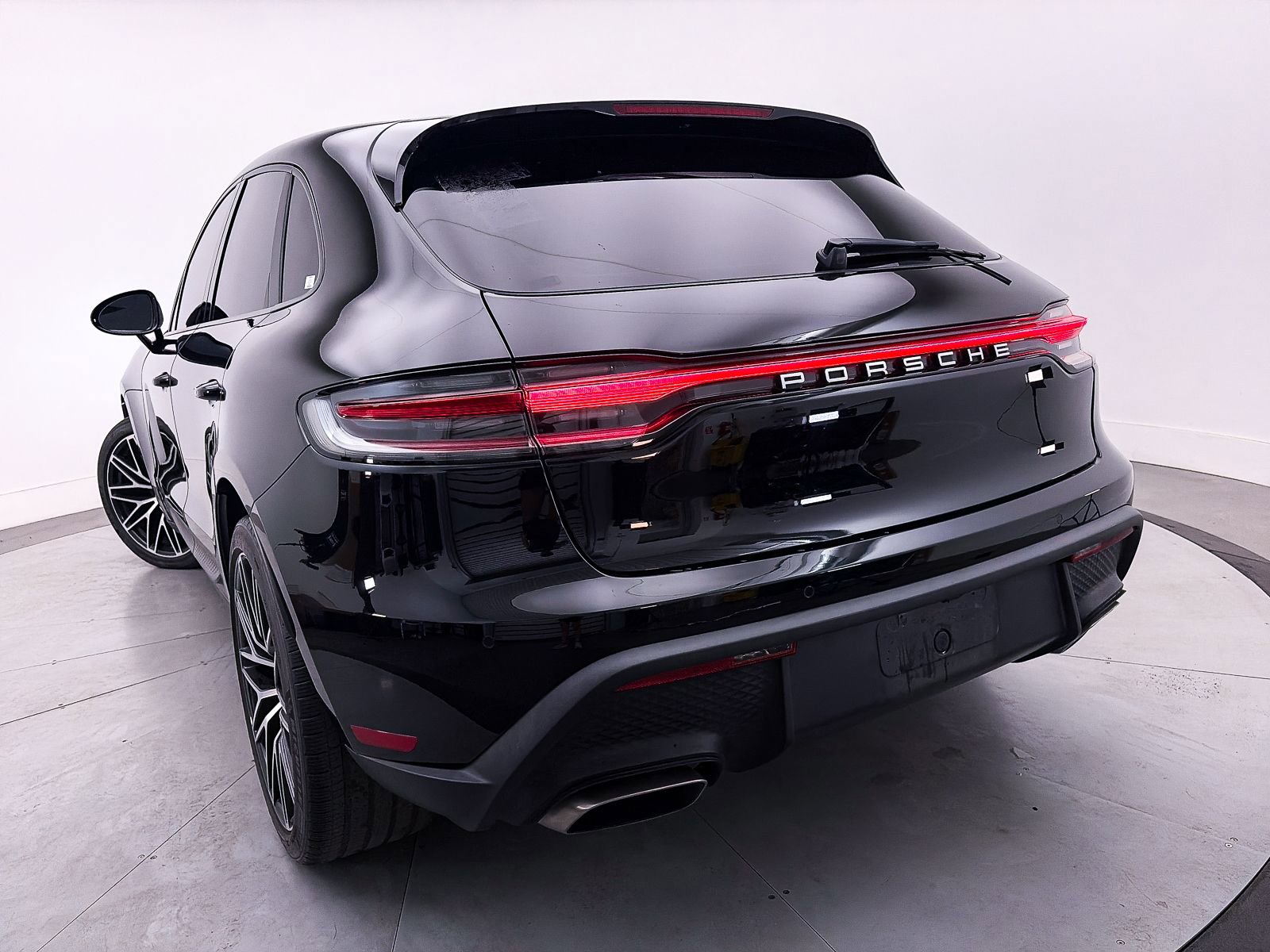 Used 2023 Porsche Macan Turbo image 10