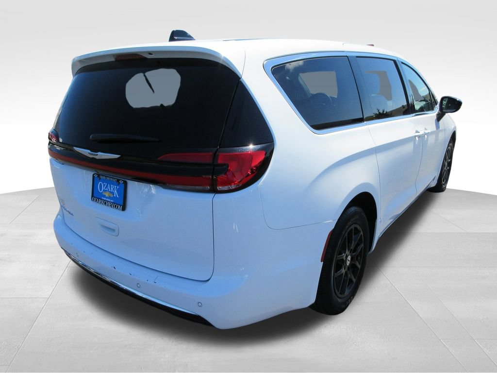 Used 2024 Chrysler Pacifica Touring-L FWD image 5
