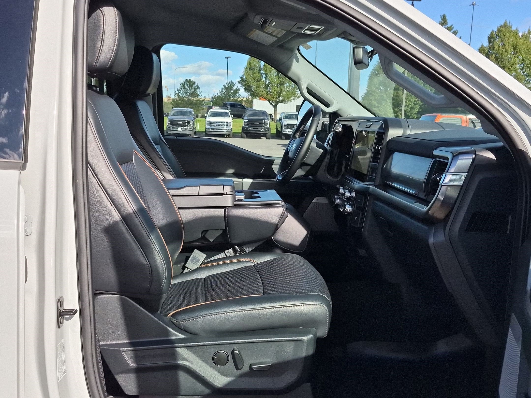 Used 2025 Ford F350 Lariat w/ Black Appearance Package AWD/4WD image 34