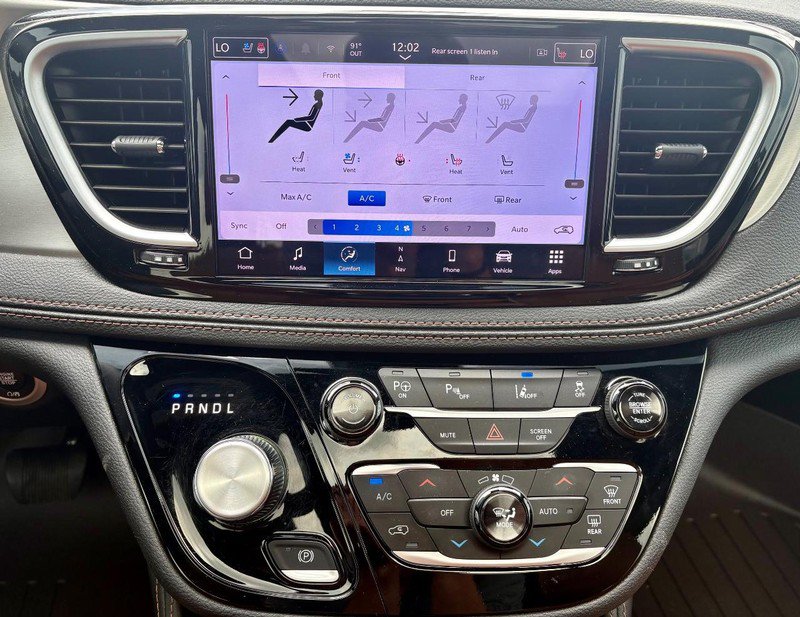 Used 2025 Chrysler Pacifica Pinnacle FWD image 30