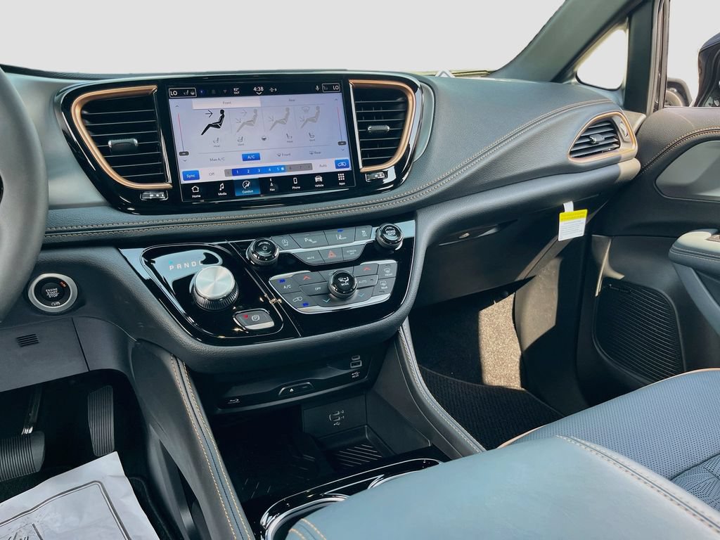 New 2027 Chrysler Pacifica Pinnacle w/ Theater Group FWD image 25
