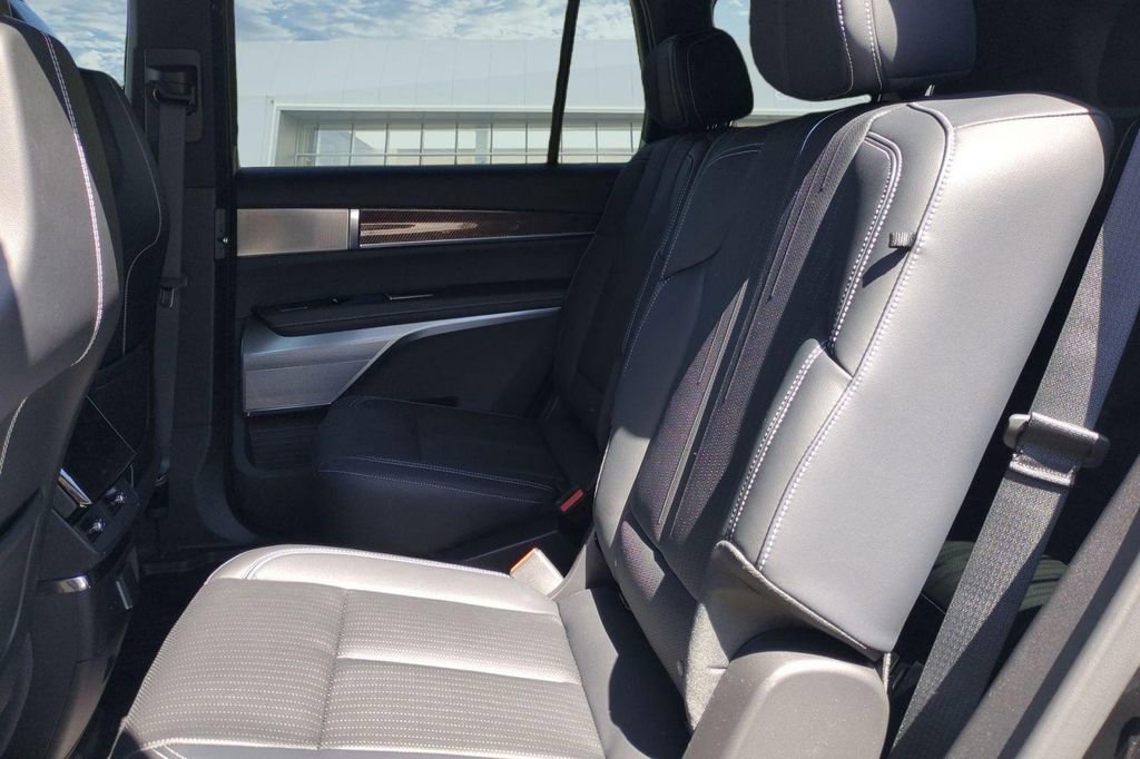 New 2026 Cadillac Vistiq Luxury w/ LPO, Floor Liner Package AWD/4WD image 22