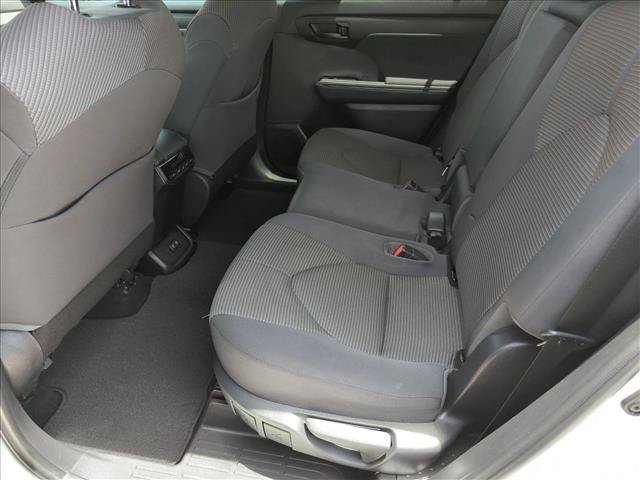 Used 2021 Toyota Highlander LE FWD image 18