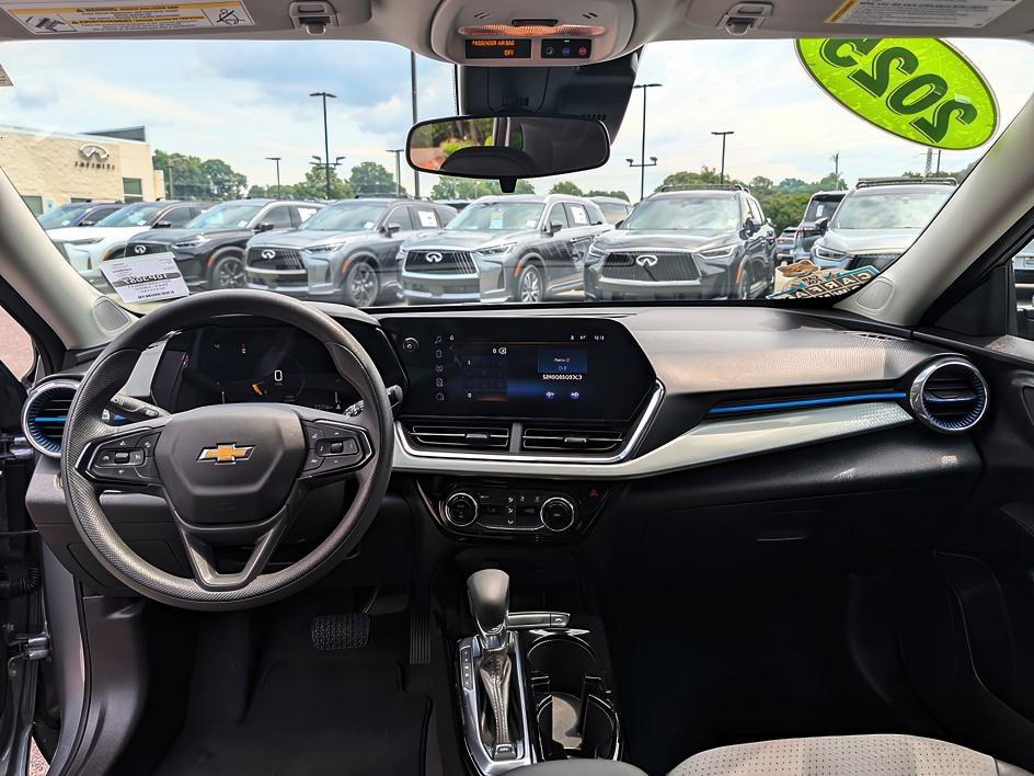 Used 2025 Chevrolet Trax LT FWD image 13