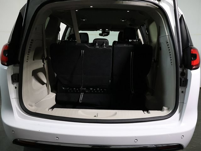 Used 2024 Chrysler Pacifica Touring-L FWD image 28