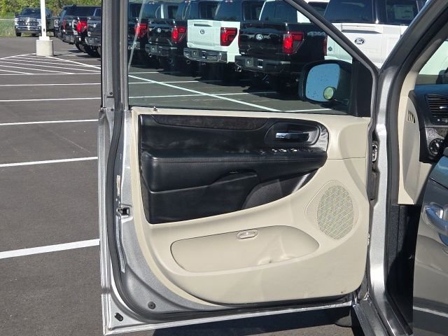 Used 2016 Dodge Grand Caravan SXT FWD image 24