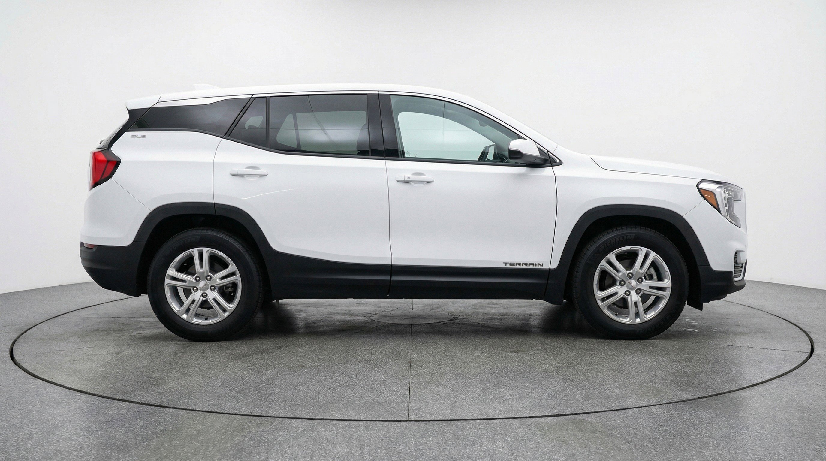 Used 2024 GMC Terrain SLE image 11