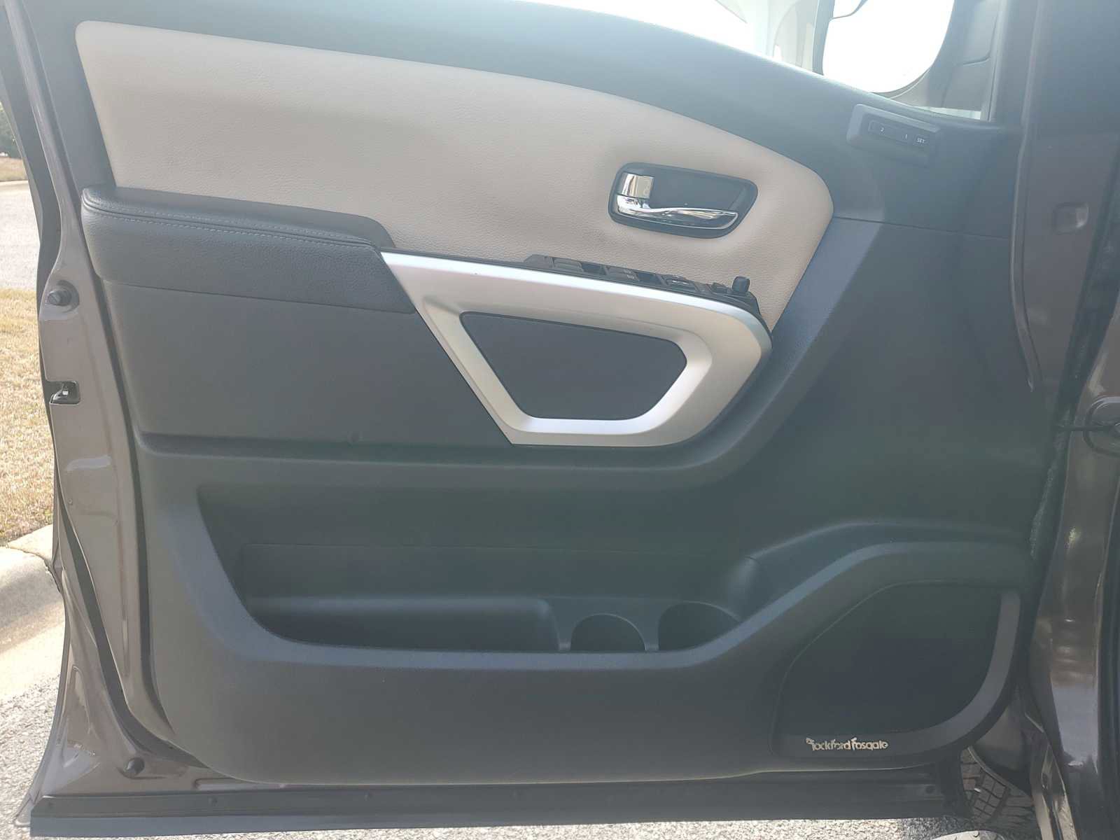 Used 2018 Nissan Titan SL image 15