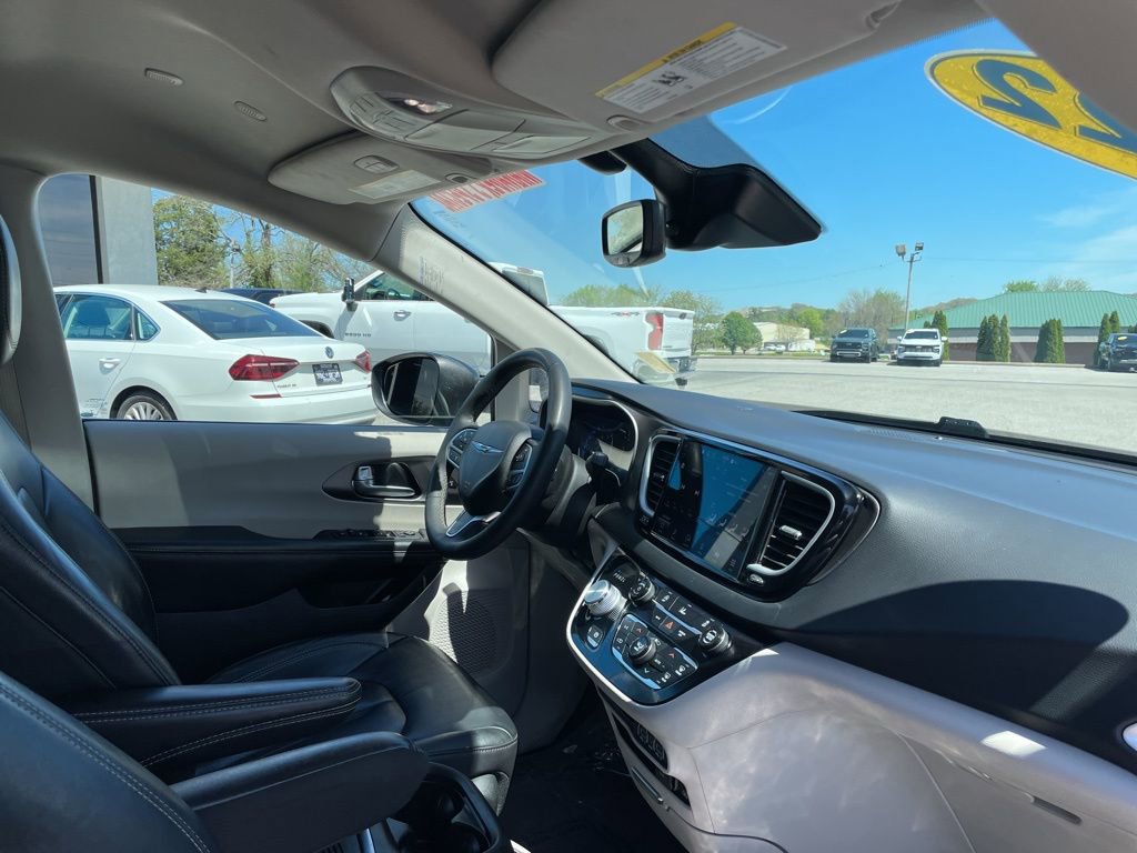 Used 2022 Chrysler Pacifica Touring-L FWD image 28