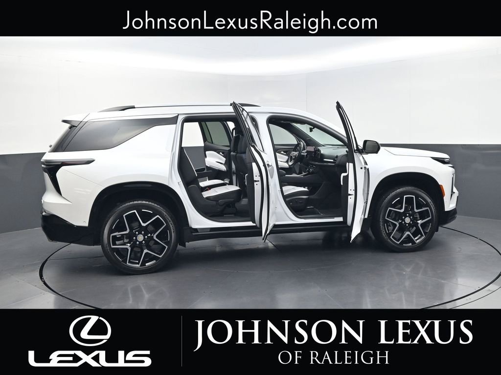 Used 2025 Chevrolet Traverse High Country FWD image 32