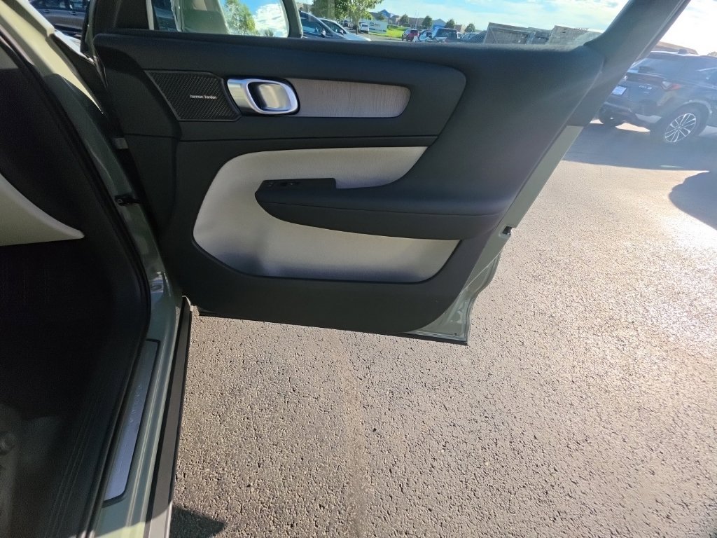 Used 2023 Volvo XC40 B5 Ultimate w/ Protection Package Premier AWD/4WD image 32