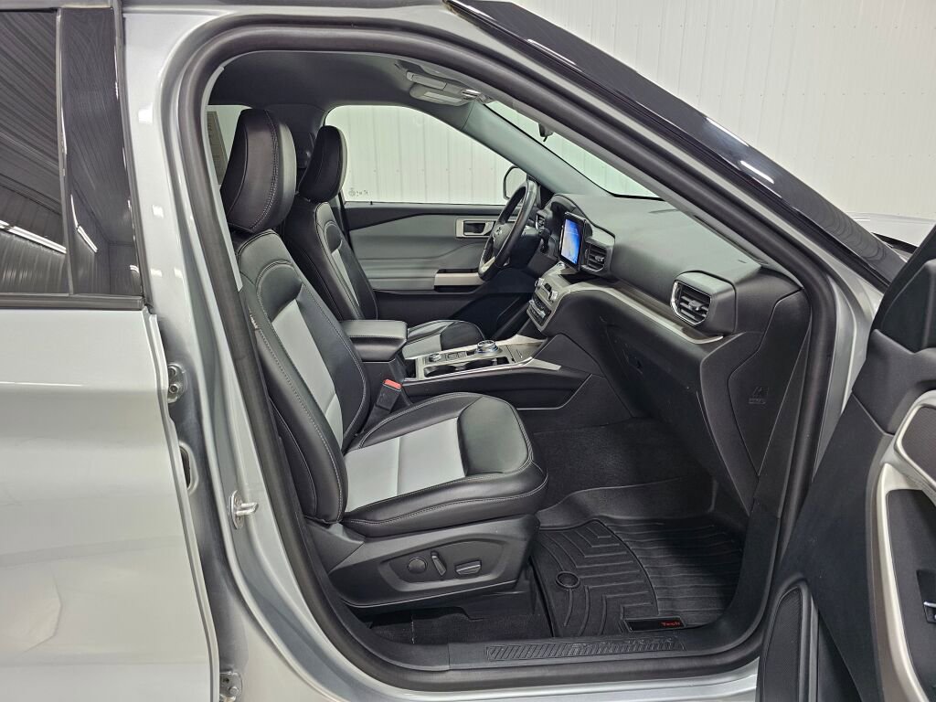 Used 2023 Ford Explorer XLT w/ Equipment Group 202A AWD/4WD image 21