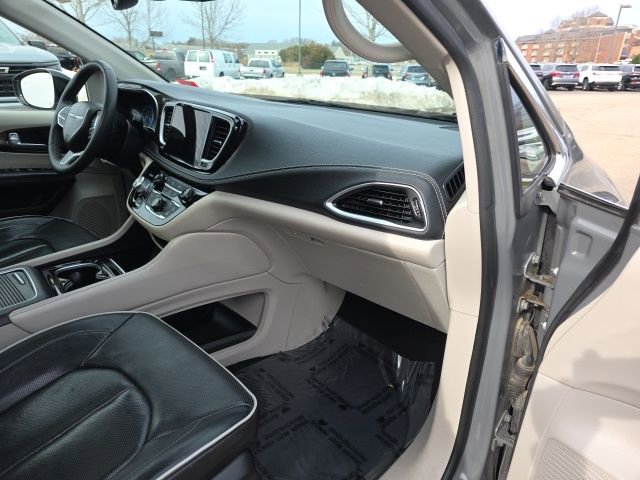 Used 2023 Chrysler Pacifica Limited FWD image 9