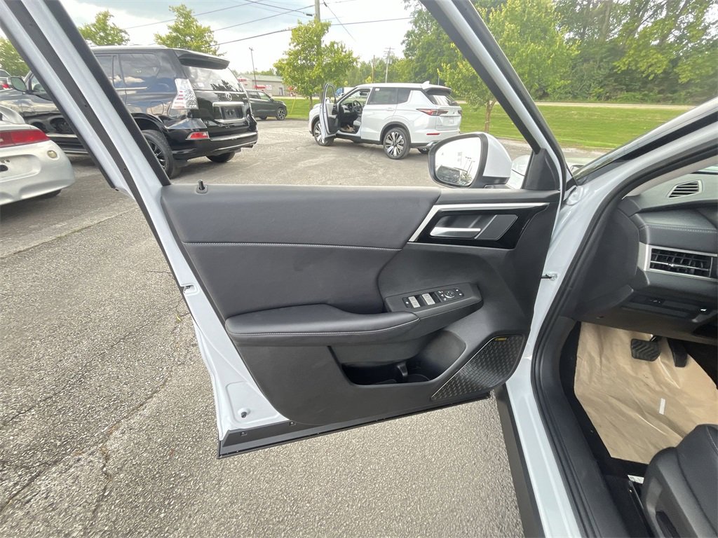 New 2025 Mitsubishi Outlander SE image 13