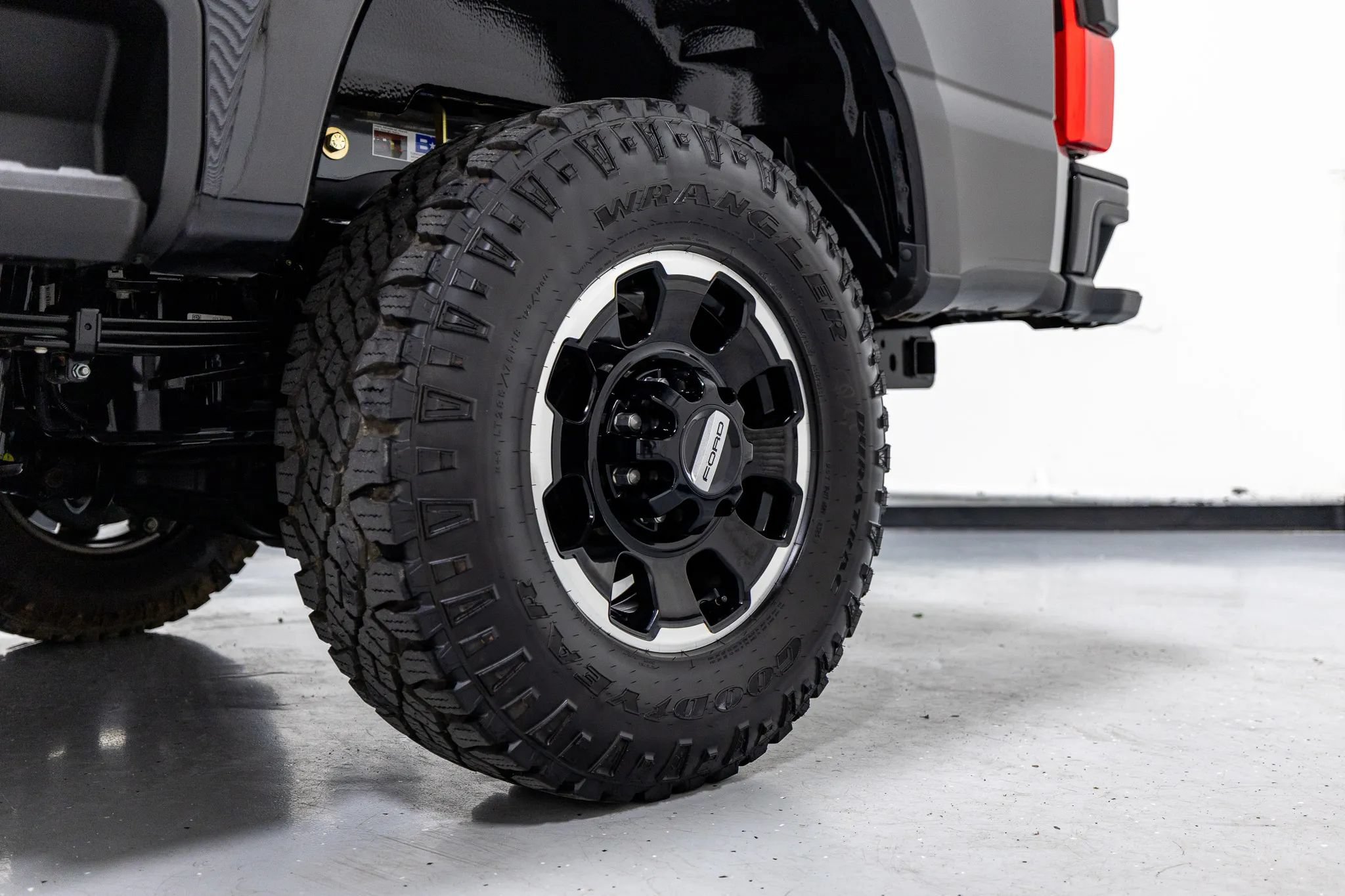 Used 2025 Ford F350 Platinum w/ Platinum Plus Package AWD/4WD image 13