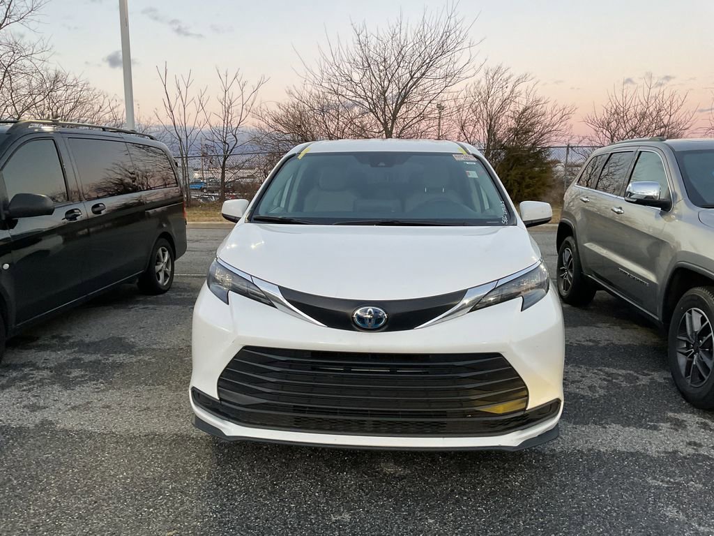 Used 2024 Toyota Sienna LE image 3