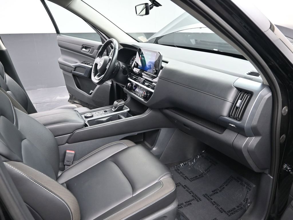 Used 2025 Nissan Pathfinder SL image 23