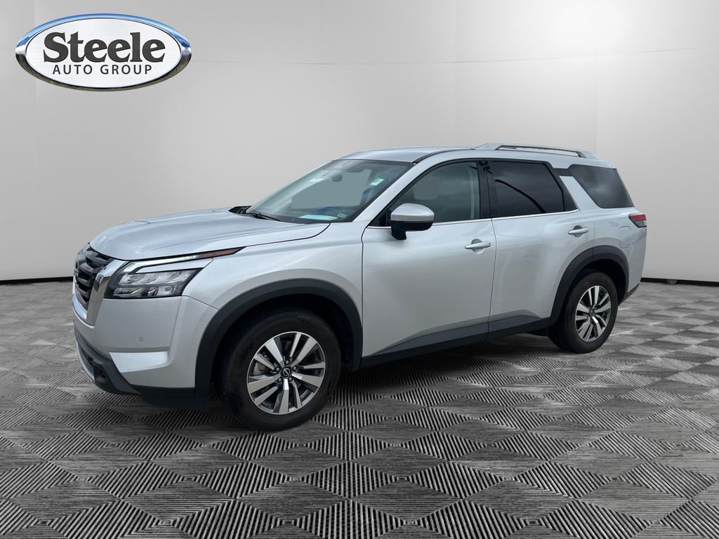 Used 2025 Nissan Pathfinder SL image 1