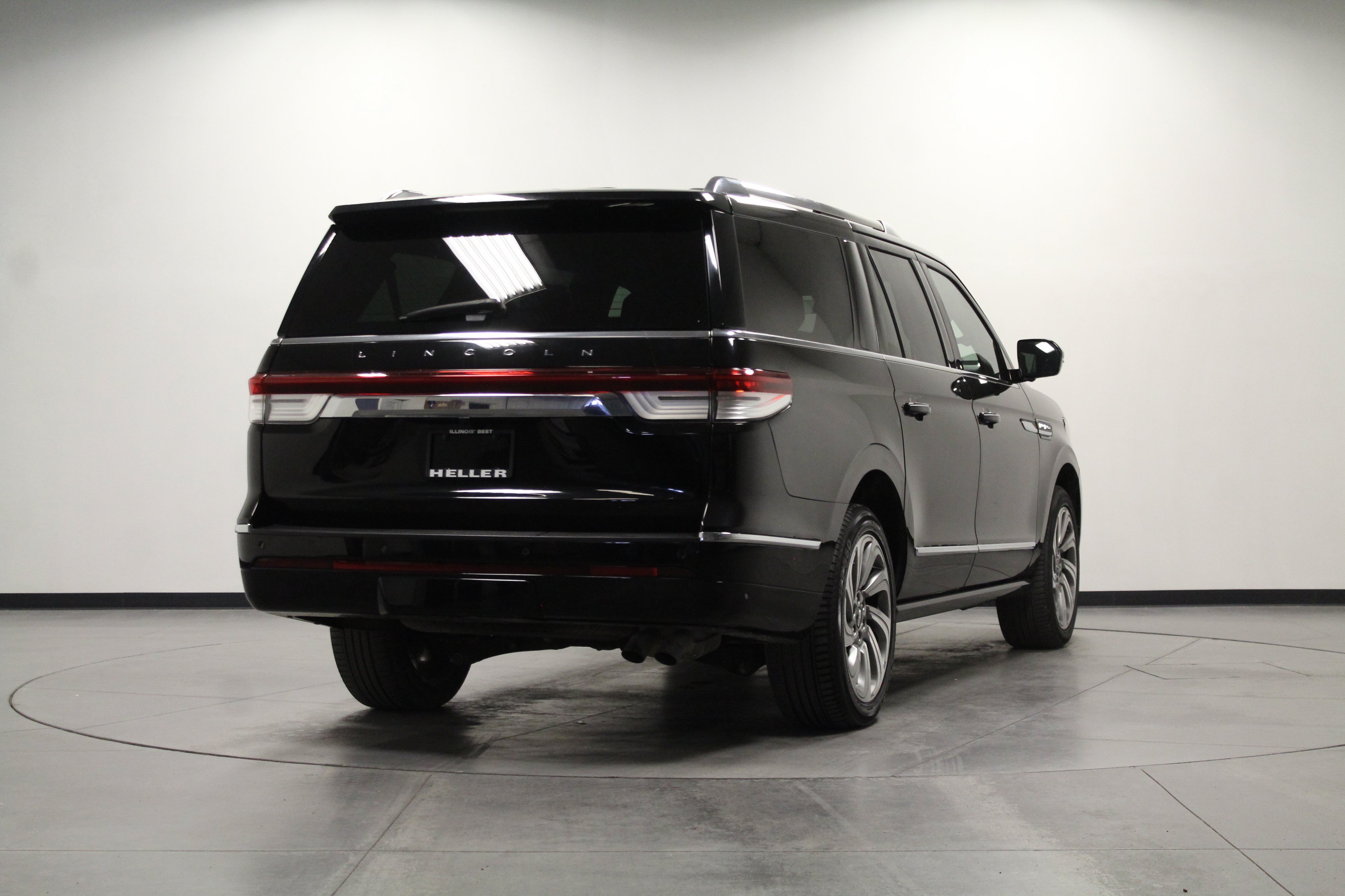 Used 2023 Lincoln Navigator L Reserve w/ Equipment Group 201A AWD/4WD image 4