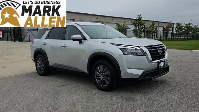 Used 2025 Nissan Pathfinder SV FWD image 2