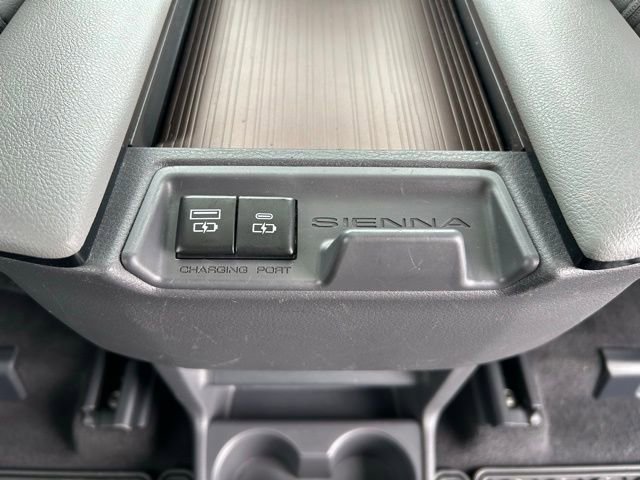 Used 2021 Toyota Sienna XLE image 41