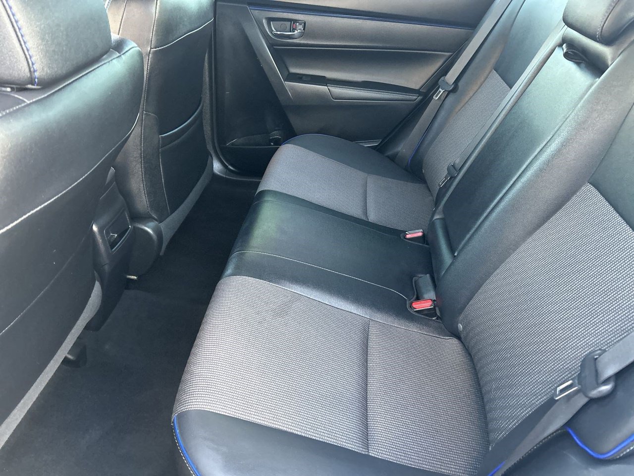 Used 2018 Toyota Corolla SE w/ Carpet Mat Package (TMS) FWD image 14