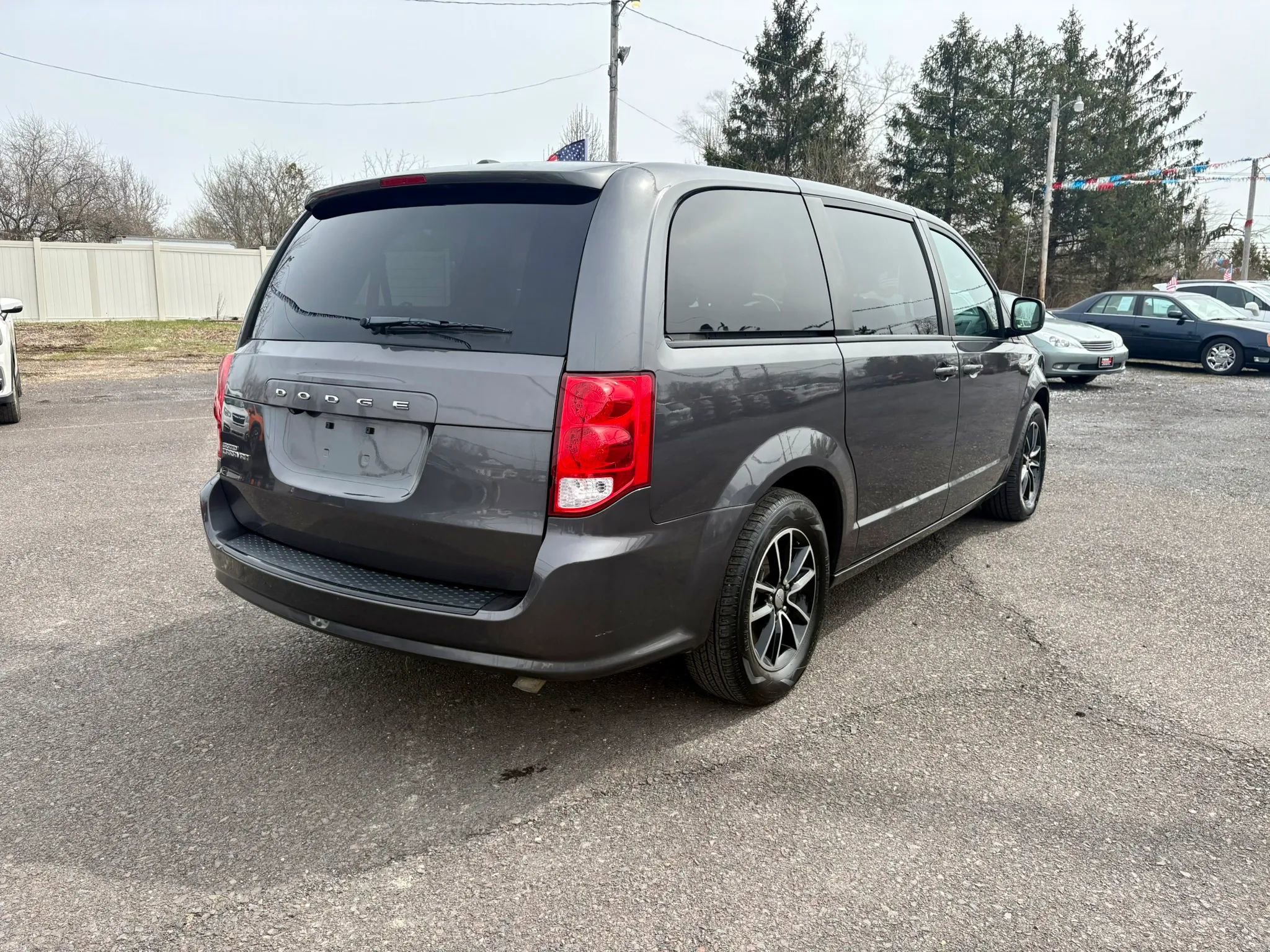 Used 2018 Dodge Grand Caravan SXT w/ Blacktop Package FWD image 5