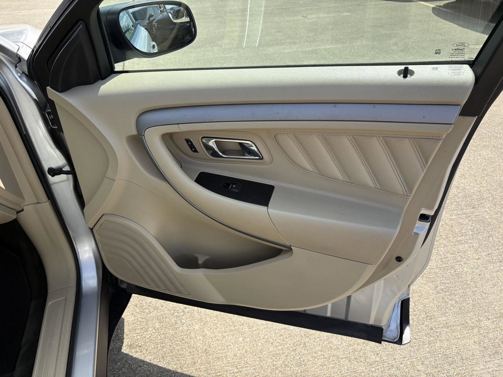 Used 2014 Ford Taurus SE image 15