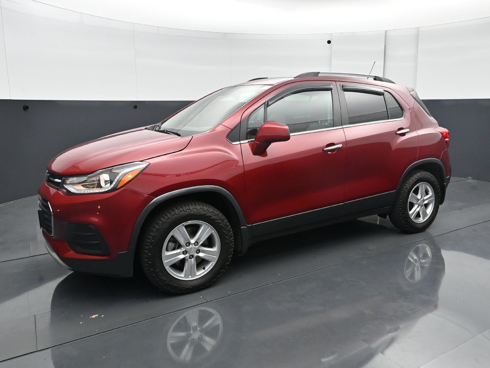 Used 2019 Chevrolet Trax LT w/ Sun & Sound Package AWD/4WD image 2