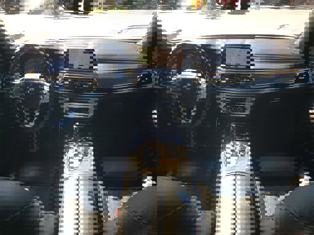 Used 2019 BMW 740i w/ Executive Package image 12