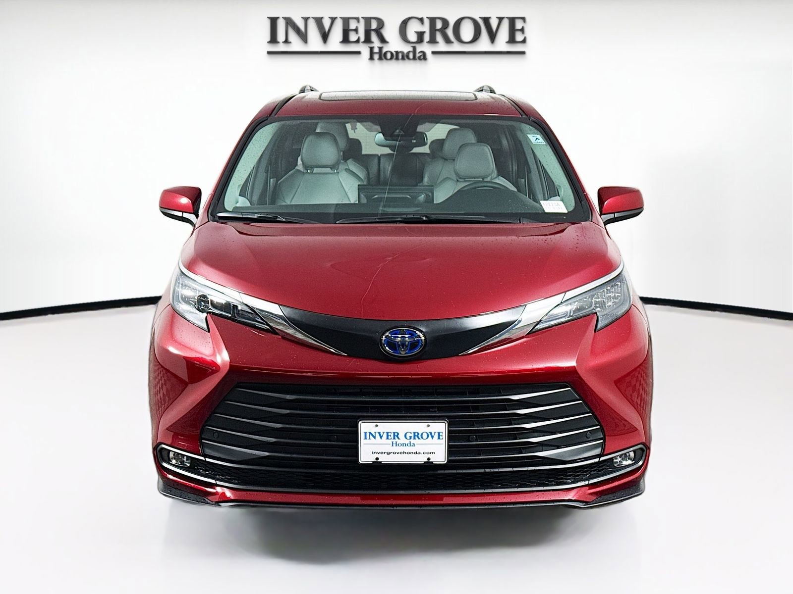 Used 2025 Toyota Sienna XLE w/ XLE Plus Package AWD/4WD image 2